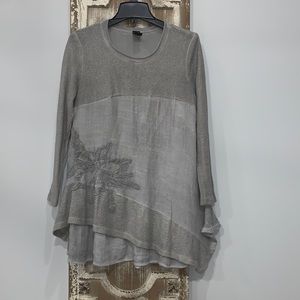 EUC Women’s Scrapwork Gray Long Sleeve Multi Layer Flower Boho Blouse (Medium)